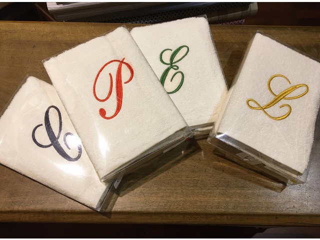 Asciugamani Bianchi con Cifra colorata